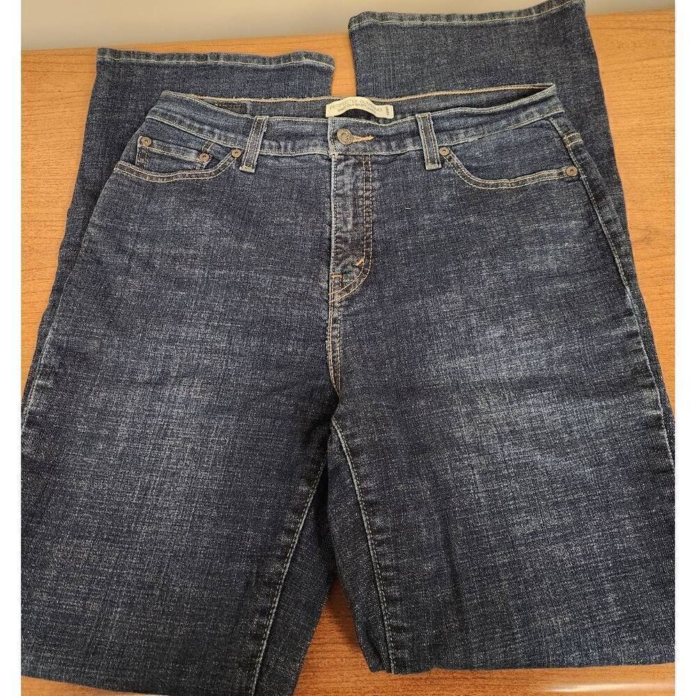 Levi 12M Perfectly Slimming 512 Boot Cut Jeans. Measures approx 31W x 31 inseam